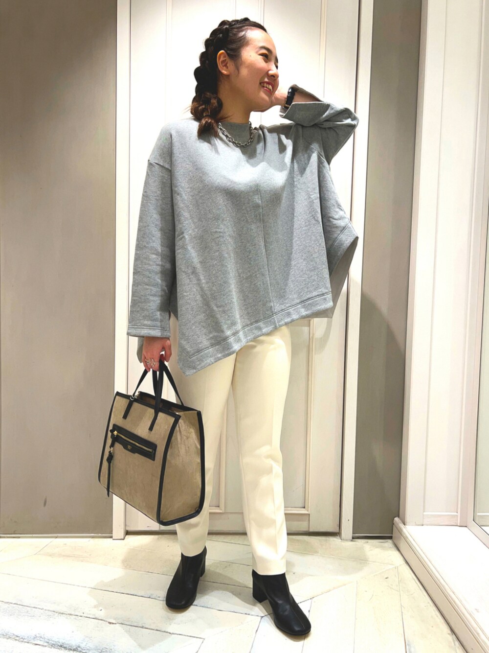 「スウェット、ショートブーツ、ホワイトパンツ、カジュアルコーデ、qualite、お洒落さんとつながりたい、ポンチョ風、ダブルクロスパンツ、qualitescape、だから秋服が好き」｜「qualiteの裏毛ポンチョプルオーバー（Tシャツ/カットソー、グレー系）」を使った、平沼 彩花さん（レディース・161cm）の秋コーディネートの1枚目の写真