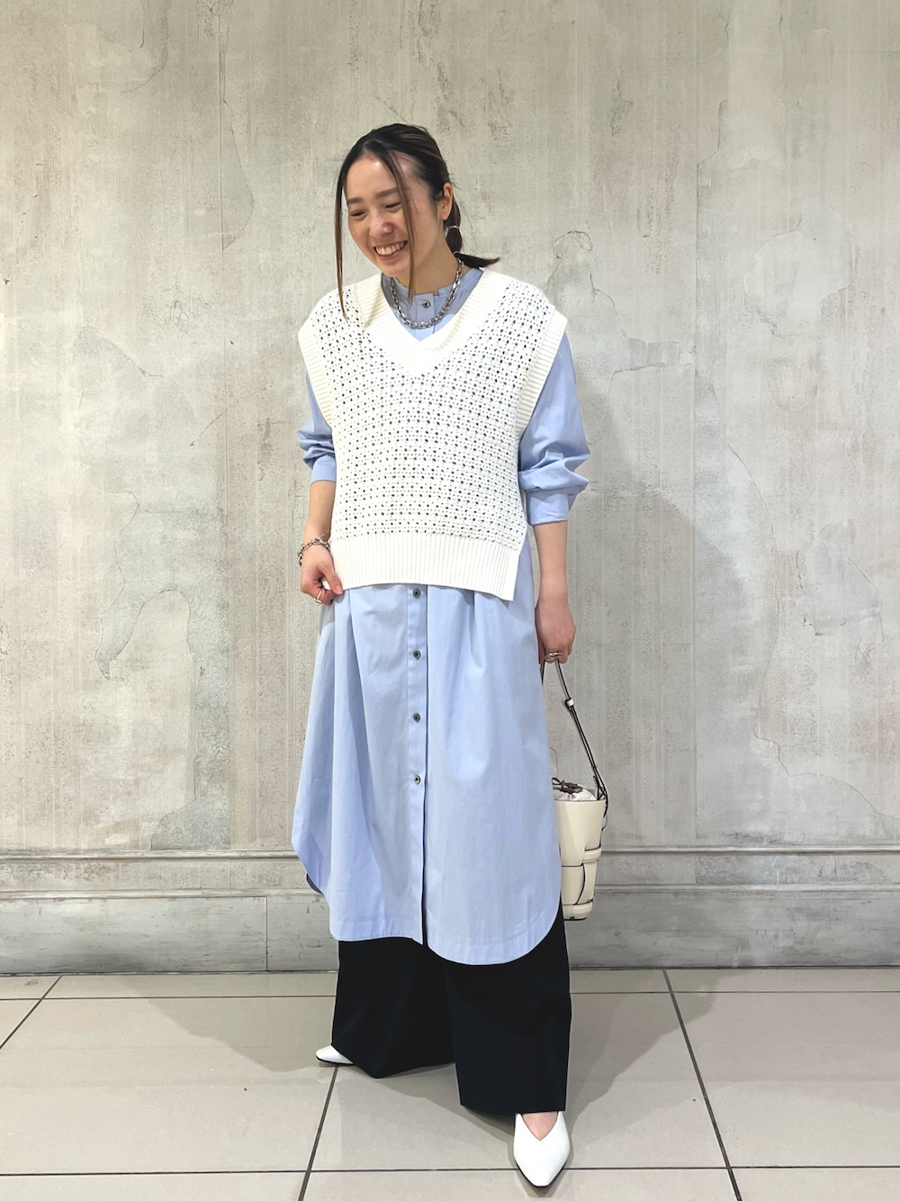 「レイヤードスタイル、ワイドパンツ、ニットベスト、シャツワンピ、ブルーシャツ、淡色コーデ、qualite、グルカパンツ、骨格ストレート、パステル映える春」｜「qualiteのかぎ針風ニットベスト（ニット/セーター、ホワイト系）」を使った、平沼 彩花さん（レディース・161cm）の冬コーディネートの1枚目の写真