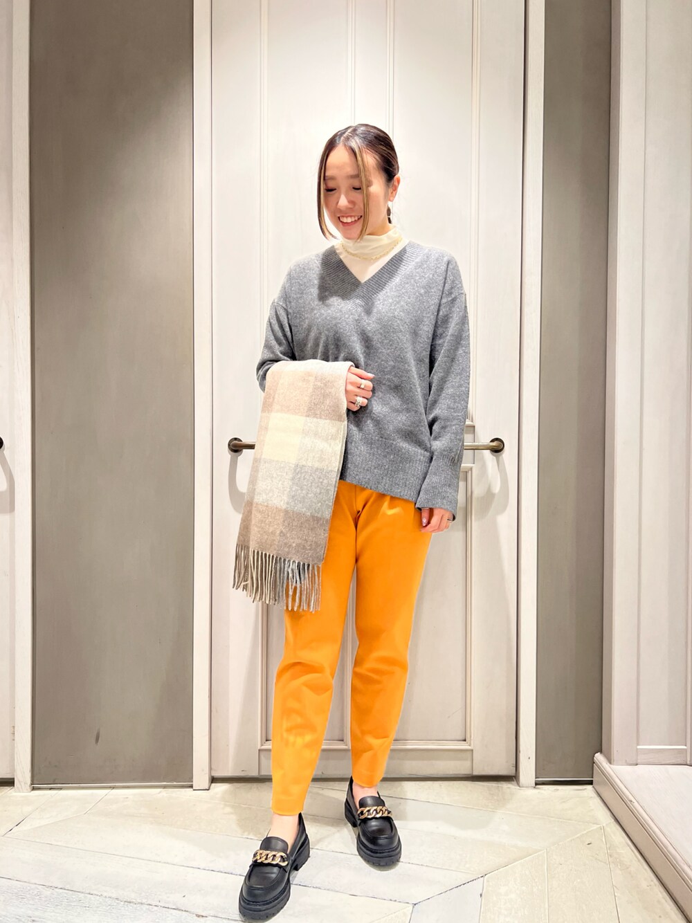 「ニット、Vネック、レイヤードスタイル、タートルネック、きれいめカジュアル、シンプルコーデ、qualite、秋コーデ、シアートップス、骨格ストレート」｜「qualiteのファインVネックプルオーバー（ニット/セーター、グレー系）」を使った、平沼 彩花さん（レディース・161cm）の秋コーディネートの1枚目の写真