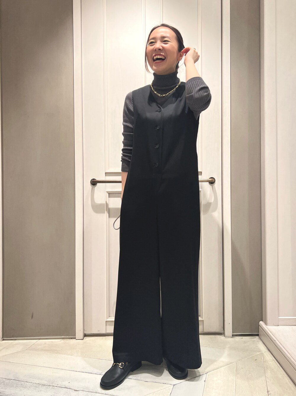 「ワントーンコーデ、オールインワン、レイヤードスタイル、休日スタイル、サテンパンツ、きれいめカジュアル、qualite、骨格ストレート、クリスマスに着たい服、マイベストコーデ2022」｜「qualiteのアセテートサテンオールインワン（つなぎ/オールインワン、ブラック系）」を使った、平沼 彩花さん（レディース・161cm）の冬コーディネートの1枚目の写真