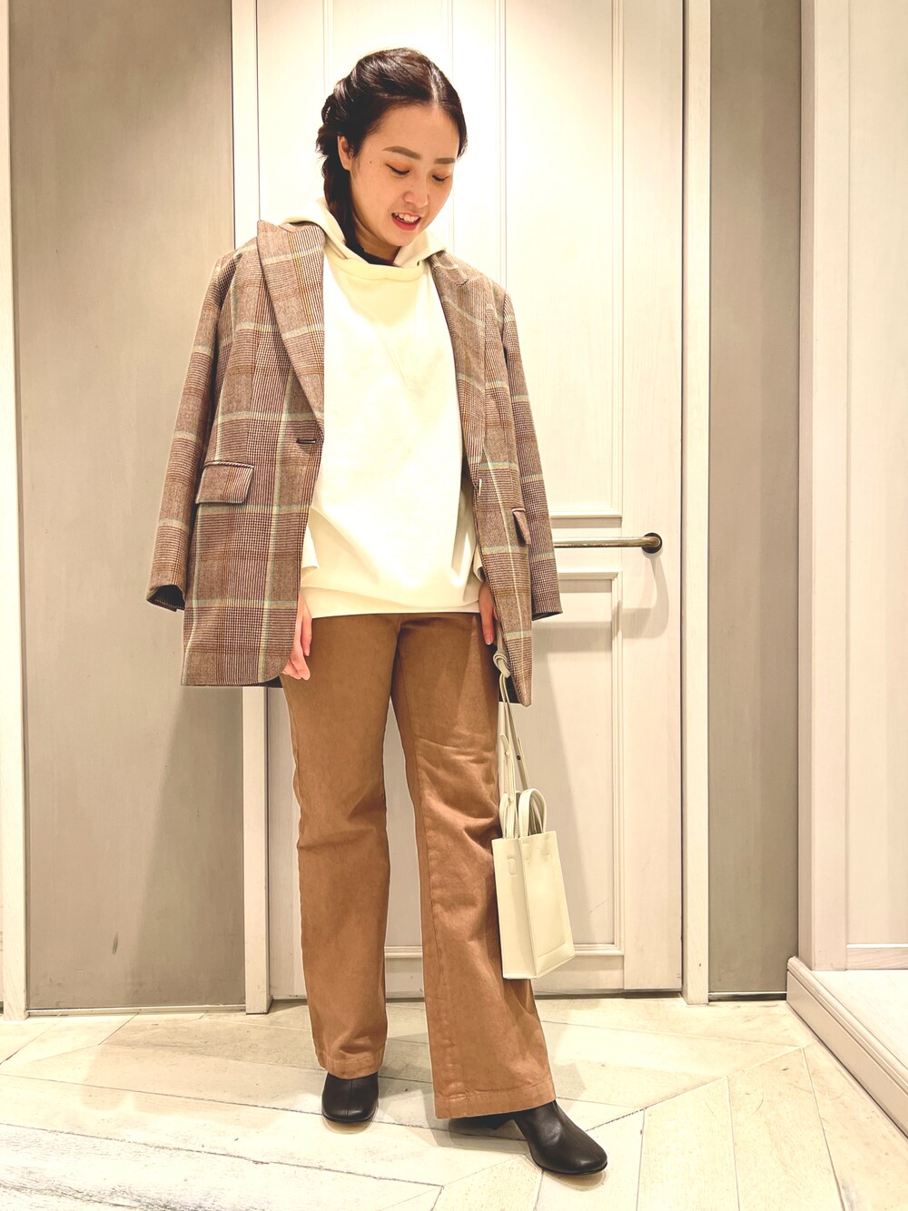 「パーカー、レイヤードスタイル、ジャケットコート、オトナカジュアル、qualite、秋冬コーデ、チェックアウター、ブラウンデニム、qualitescape、だから秋服が好き」｜「qualiteのウールチェックジャケットコート（その他アウター、その他）」を使った、平沼 彩花さん（レディース・161cm）の秋コーディネートの1枚目の写真