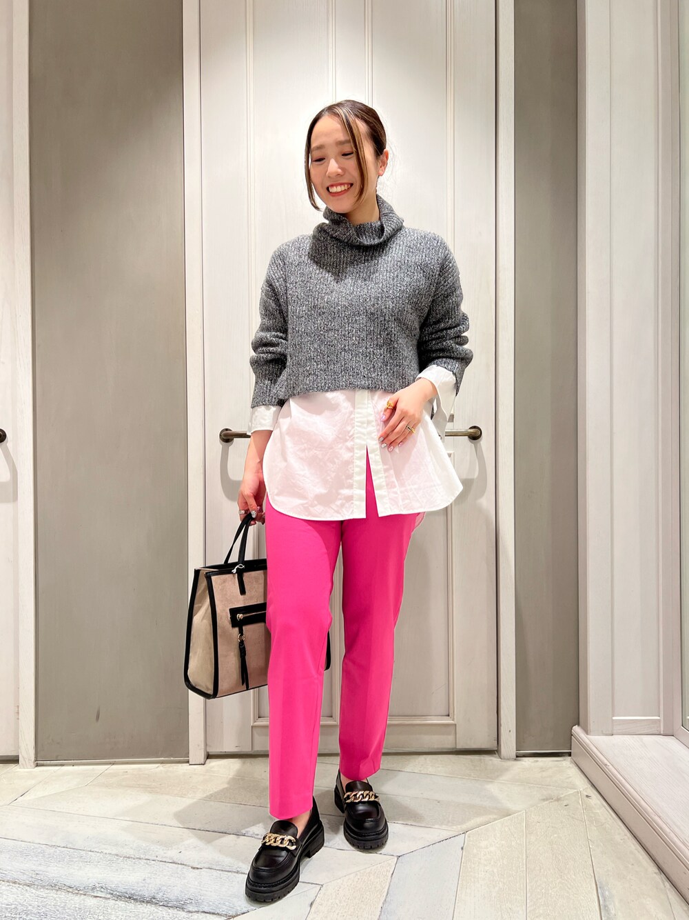 「ニット、トートバッグ、カラーパンツ、ローファー、レイヤードスタイル、タートルネック、ピンクパンツ、レイヤードニット、qualite、骨格ストレート」｜「qualiteのシャツレイヤードニット（ニット/セーター、ブラック系）」を使った、平沼 彩花さん（レディース・161cm）の秋コーディネートの1枚目の写真