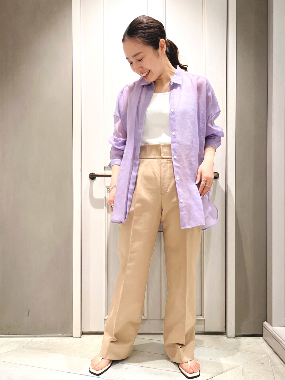 パープル系のシャツ/ブラウス、ホワイト系のタンクトップ、ベージュ系のチノパンツを着用したレディースの春コーディネートの1枚目の写真