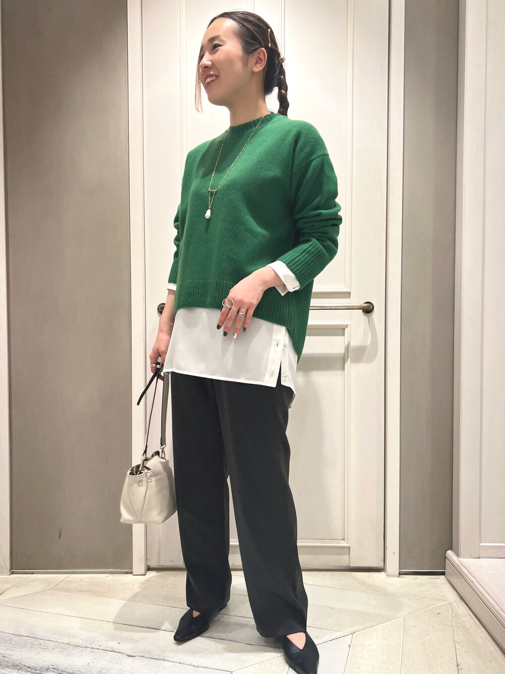 「ニット、グリーン、冬コーデ、レイヤードスタイル、シンプルコーデ、カジュアルコーデ、グリーンニット、qualite、骨格ストレート、私の推しブランド」｜「qualiteのファインウールクルーネックプルオーバー（ニット/セーター、グリーン系）」を使った、平沼 彩花さん（レディース・161cm）の冬コーディネートの1枚目の写真