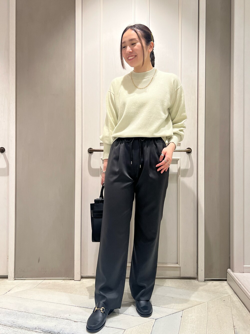 「クルーネックニット、休日スタイル、サテンパンツ、きれいめカジュアル、ストレートパンツ、ライムグリーン、qualite、骨格ストレート、クリスマスに着たい服、マイベストコーデ2022」｜「qualiteのウールクルーネックニット（ニット/セーター、グリーン系）」を使った、平沼 彩花さん（レディース・161cm）の冬コーディネートの1枚目の写真