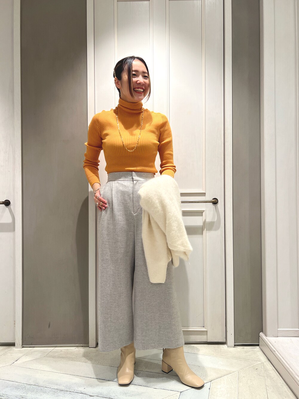 「グレー、ショートブーツ、冬コーデ、タートルネック、オレンジ、クロップドパンツ、きれいめカジュアル、qualite、秋冬コーデ、骨格ストレート」｜「qualiteのシームレスタートルニット（ニット/セーター、オレンジ系）」を使った、平沼 彩花さん（レディース・161cm）の秋コーディネートの1枚目の写真