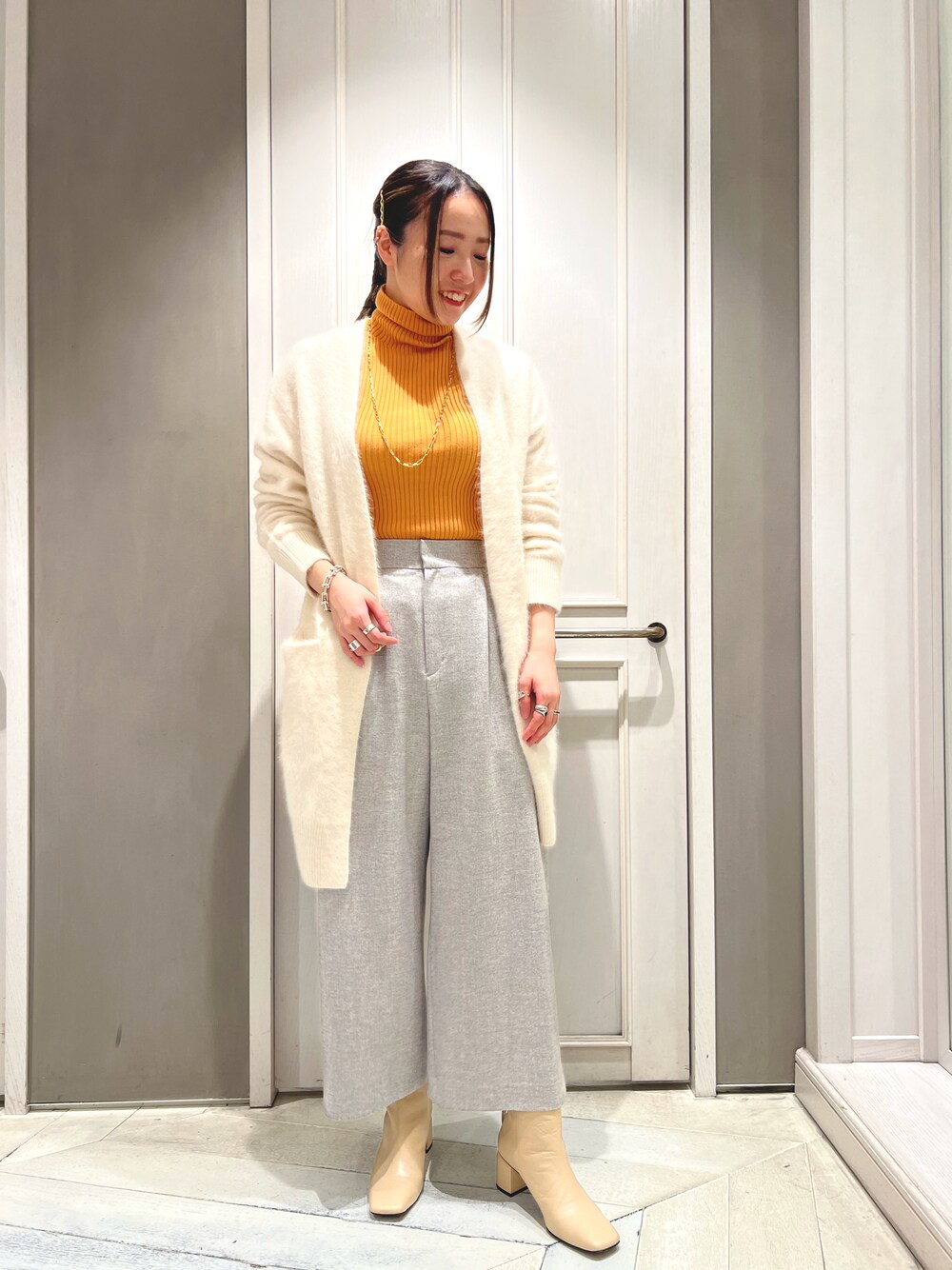「カーディガン、ニット、ホワイト、グレー、タートルネック、オレンジ、クロップドパンツ、qualite、秋冬コーデ、骨格ストレート」｜「qualiteのフォックスラクーンニットカーデ（カーディガン/ボレロ、ホワイト系）」を使った、平沼 彩花さん（レディース・161cm）の秋コーディネートの1枚目の写真