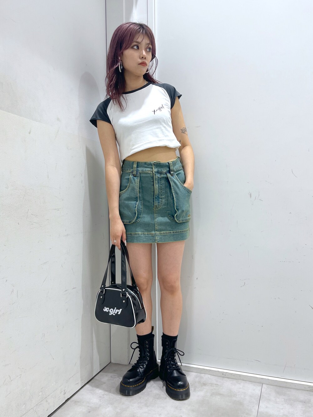 「シンプル、初秋コーデ、スカートスタイル、着回しコーデ、ミニスカート、xgirl、Xgirl_ootd、エックスガール、ストリート」｜「X-girlのCOMPACT BASEBALL TEE/コンパクト チビT/ベースボールTシャツ（Tシャツ/カットソー、ホワイト系）」を使った、竹市咲来さん（レディース・167cm）の夏コーディネートの1枚目の写真
