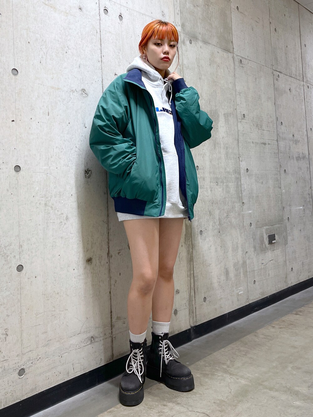 「秋コーデ、秋冬コーデ、シンプル、秋、韓国ファッション、ストリート、フリースジャケット、ナイロンジャケット、裏起毛パーカー、オーバーサイズ、スウェットワンピース、XLARGE、エクストララージ」｜「XLARGEのFLEECE NYLON JACKET（ナイロンジャケット、グリーン系）」を使った、竹市咲来さん（レディース・167cm）の秋コーディネートの1枚目の写真