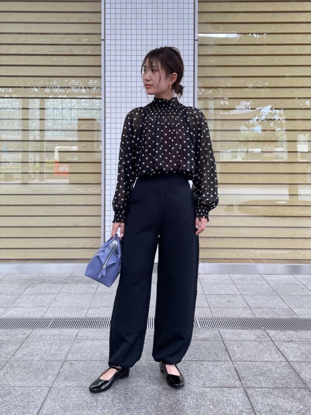 ブラック系のシャツ/ブラウス、パープル系のボストンバッグを着用したレディースの夏コーディネートの1枚目の写真