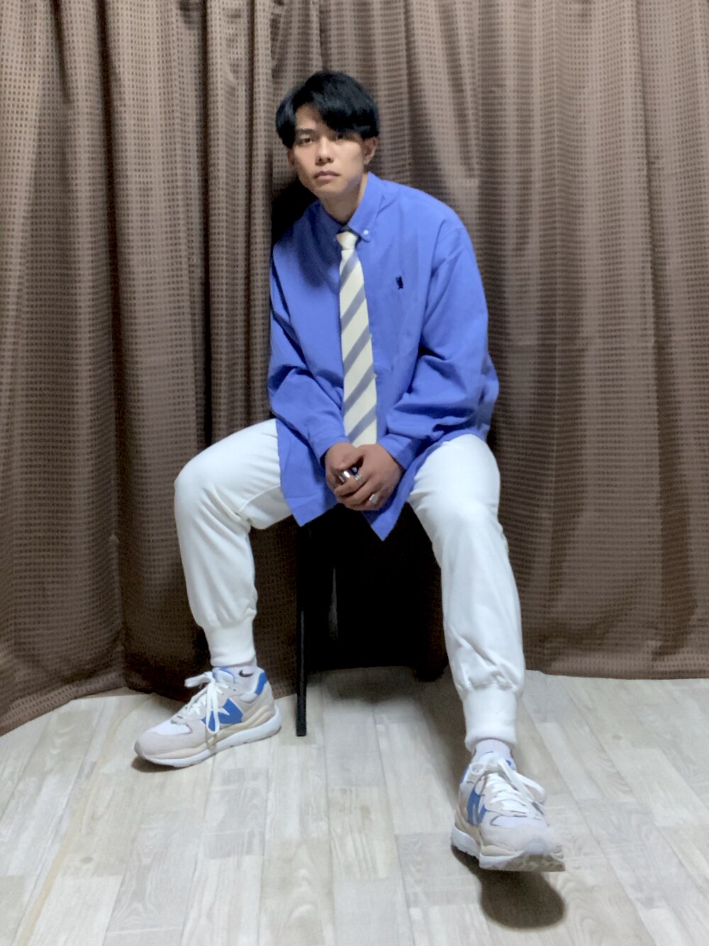 「cool、blue、はるコーデ、春コーデ、spring、高校生、ブルー、シャツスタイル、ホワイトパンツ、カジュアル、カジュアルコーデ、ネクタイ、90's、カラーパレット」｜「SPOC STOREの【SPOC STORE】ワンポイントオックスシャツ（シャツ/ブラウス、ブルー系）」を使った、うぉかくんさん（メンズ・167cm）の冬コーディネートの1枚目の写真