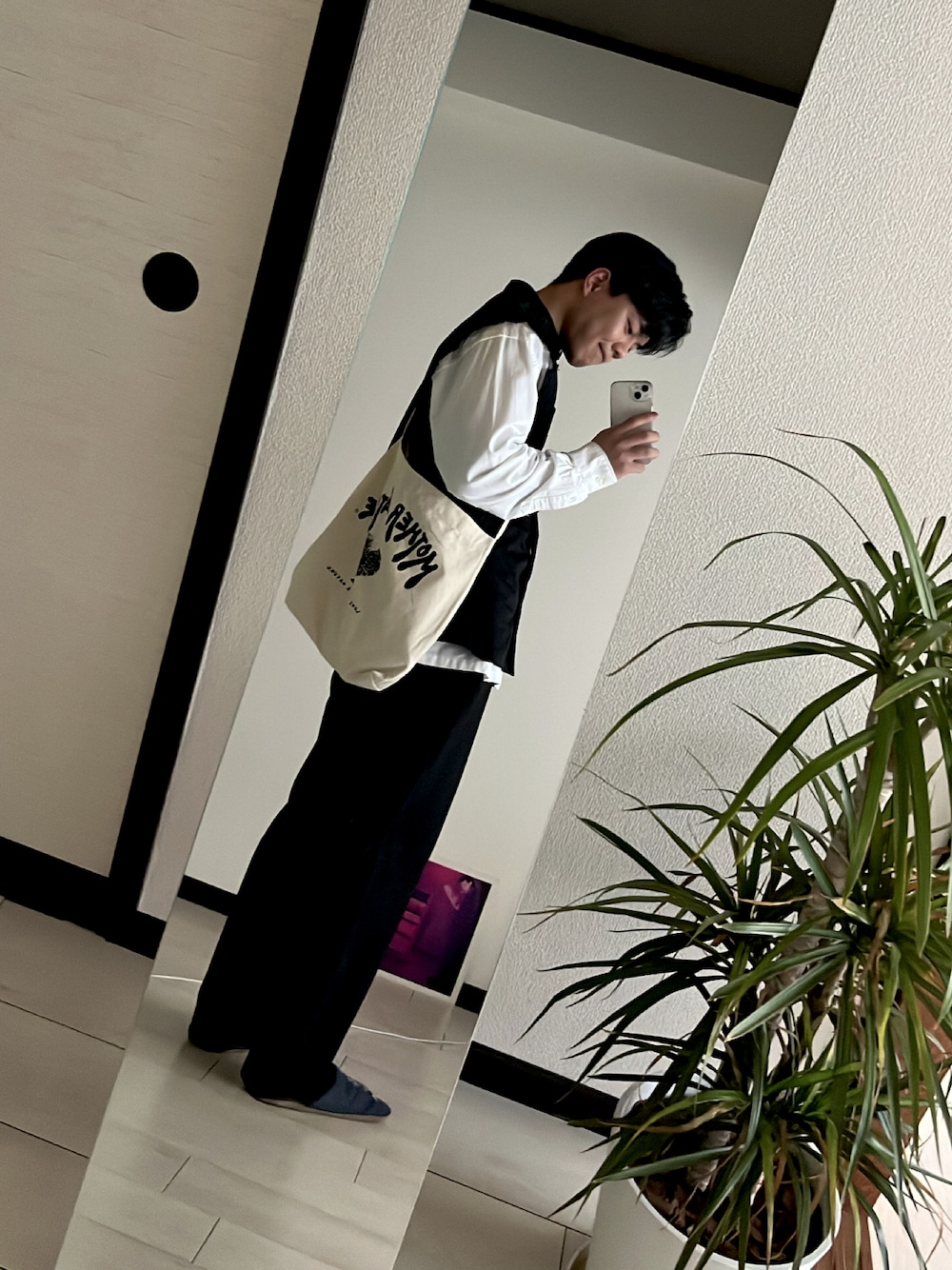 「休日コーデ、春コーデ、シンプルコーデ、モノトーン、黒、はるコーデ、カジュアルコーデ、シンプル、GU、無印良品、バンドカラーシャツ、カジュアル、ベスト、ミリタリーベスト、ショルダーバッグ」｜「無印良品のアイテム（シャツ/ブラウス、ホワイト系）」を使った、うぉかくんさん（メンズ・167cm）の春コーディネートの1枚目の写真