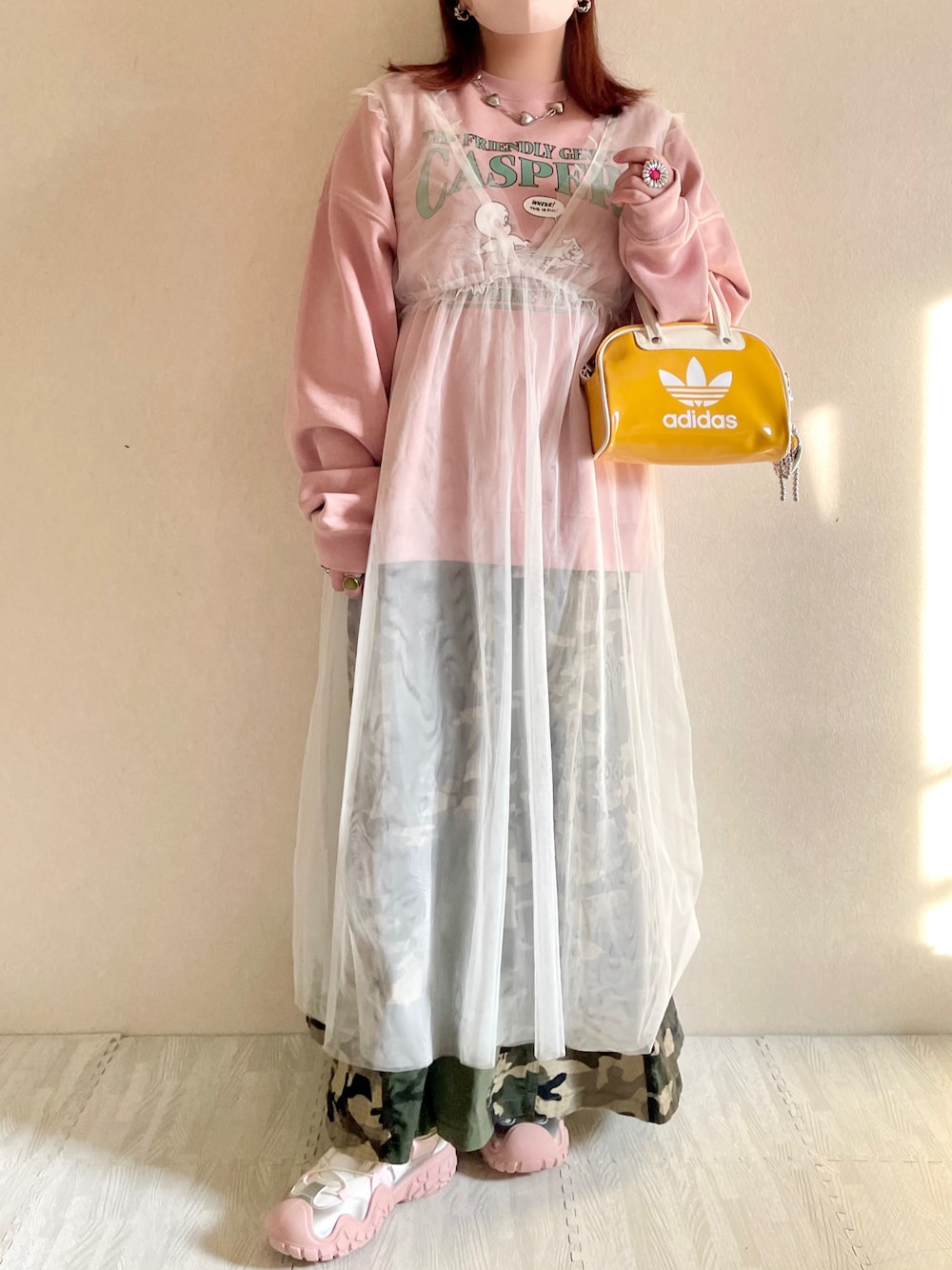 ホワイト系のワンピース/ドレス、ブラック系のノーカラージャケット、グリーン系のスカートを着用したレディースの冬コーディネートの1枚目の写真