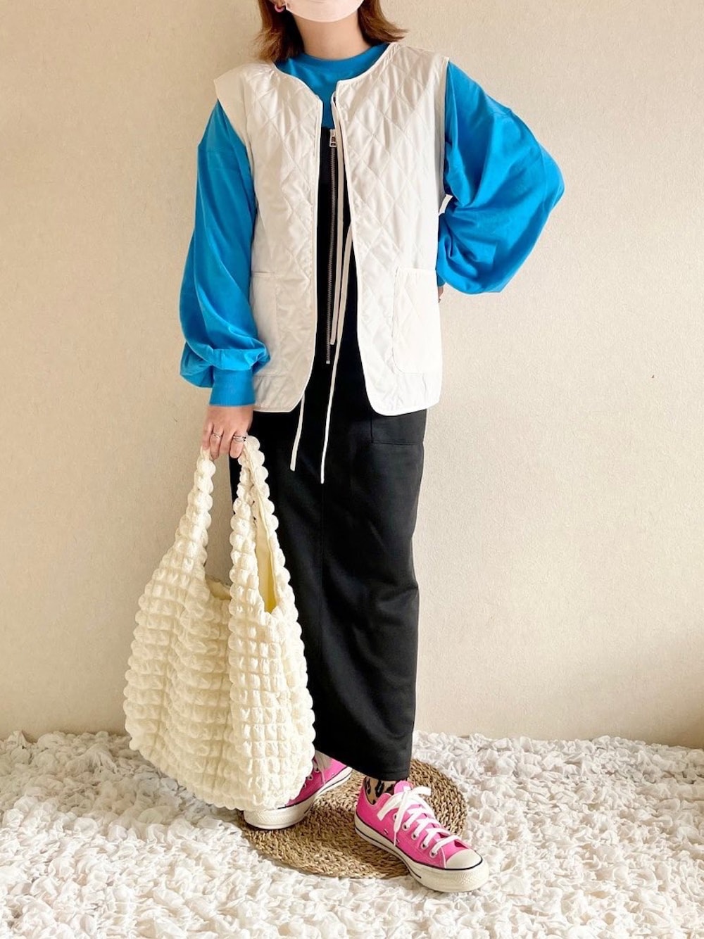 ブルー系のTシャツ/カットソー、グリーン系のベスト、ブラック系のジャンパースカートを着用したレディースの秋コーディネートの1枚目の写真