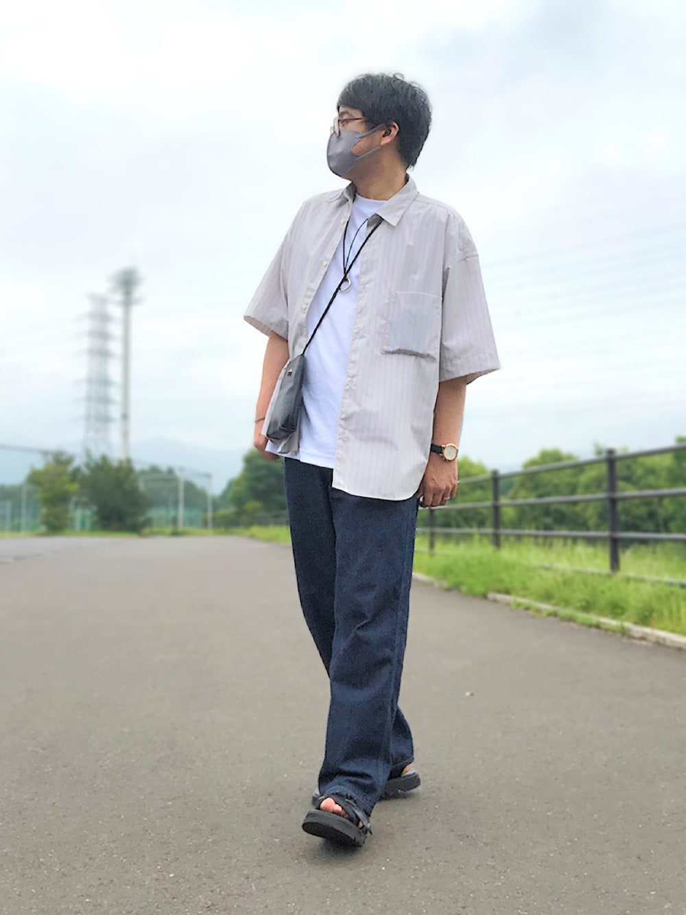 その他のシャツ/ブラウス、ホワイト系のTシャツ/カットソー、ブラック系のショルダーバッグを着用したメンズの夏コーディネートの1枚目の写真