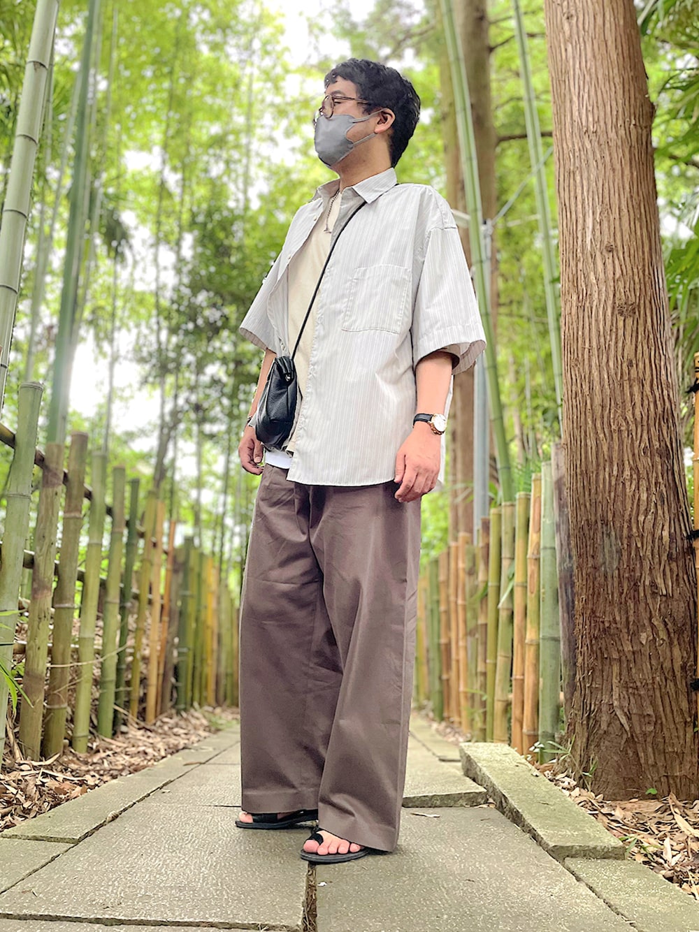 その他のシャツ/ブラウス、グレー系のTシャツ/カットソー、ブラック系のショルダーバッグを着用したメンズの夏コーディネートの1枚目の写真