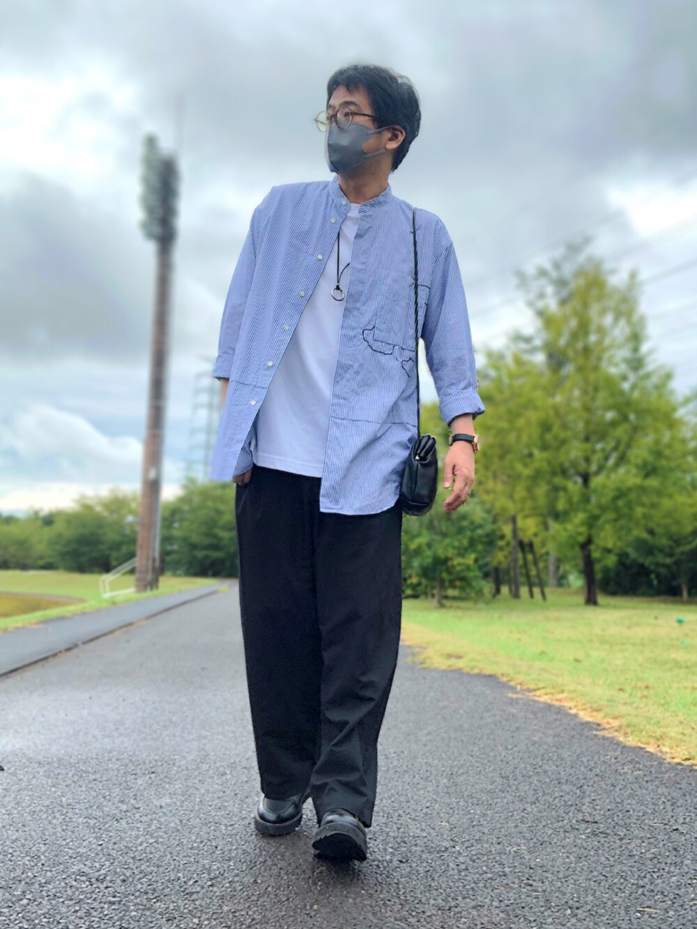ブルー系のシャツ/ブラウス、ホワイト系のTシャツ/カットソー、ブラック系のショルダーバッグを着用したメンズの夏コーディネートの1枚目の写真