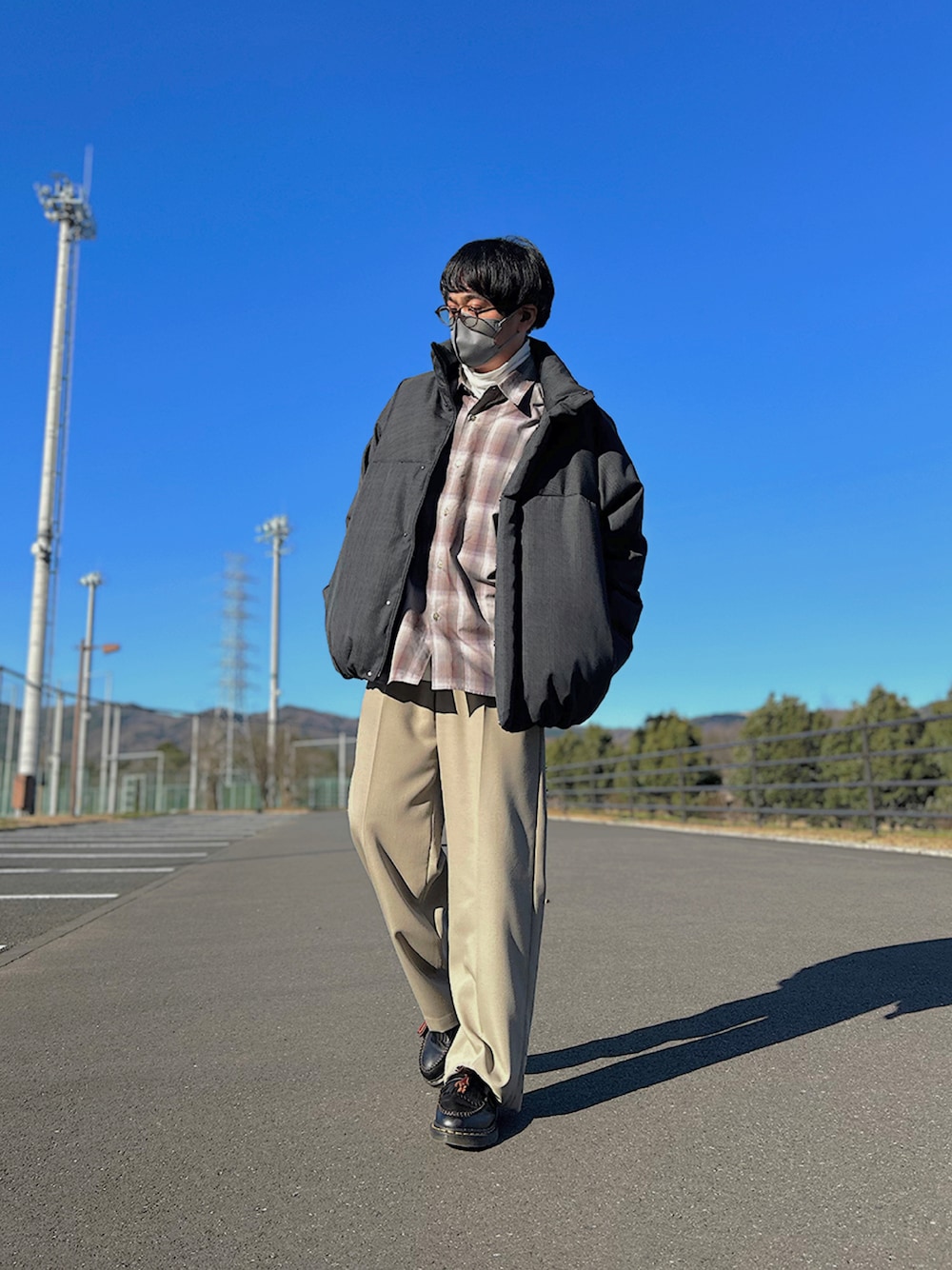ホワイト系のTシャツ/カットソー、ブラウン系のシャツ/ブラウス、グレー系のダウンジャケット/コートを着用したメンズの冬コーディネートの1枚目の写真