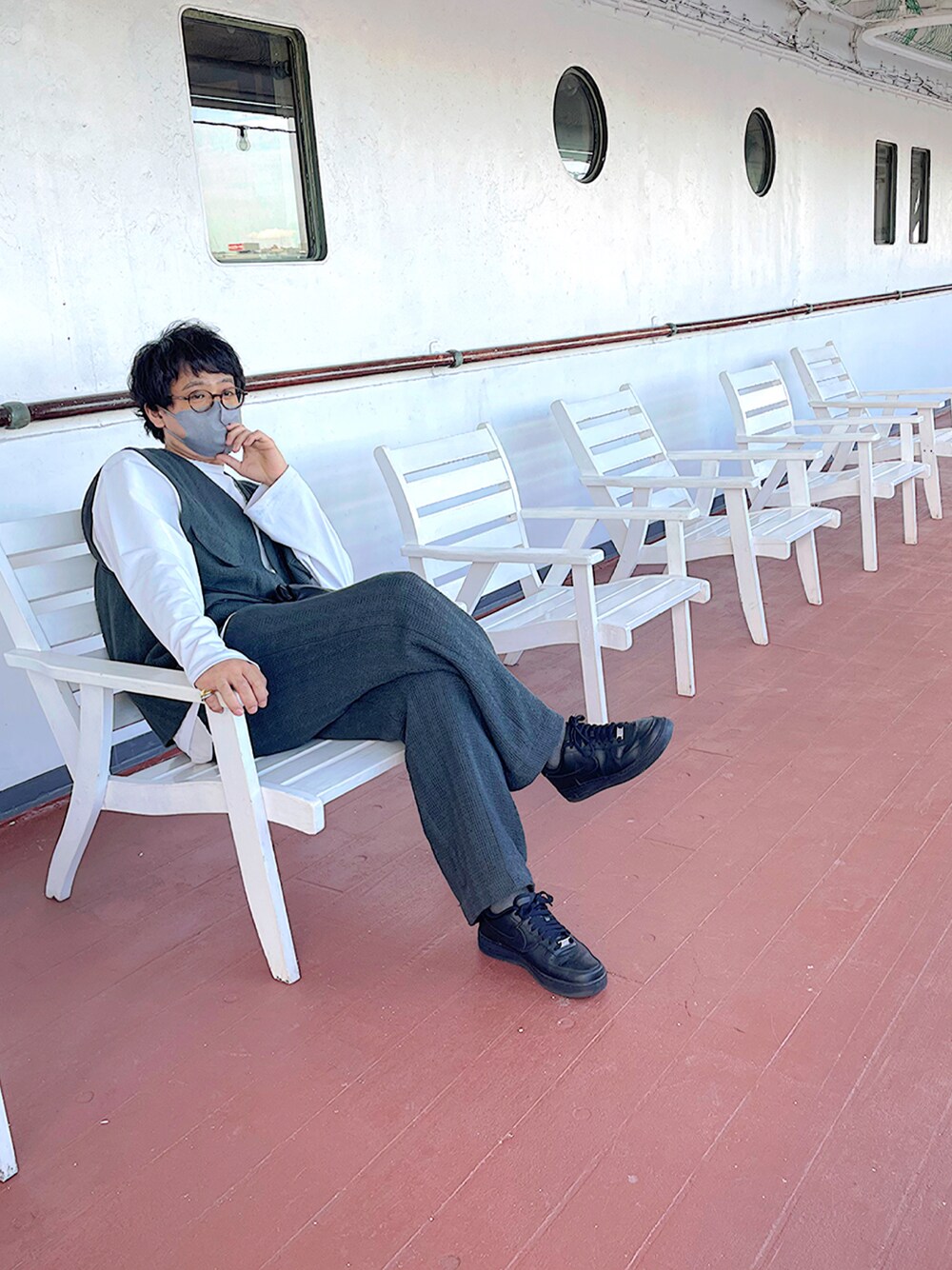 ホワイト系のTシャツ/カットソー、グレー系のベスト、ブラック系のショルダーバッグを着用したメンズの秋コーディネートの1枚目の写真