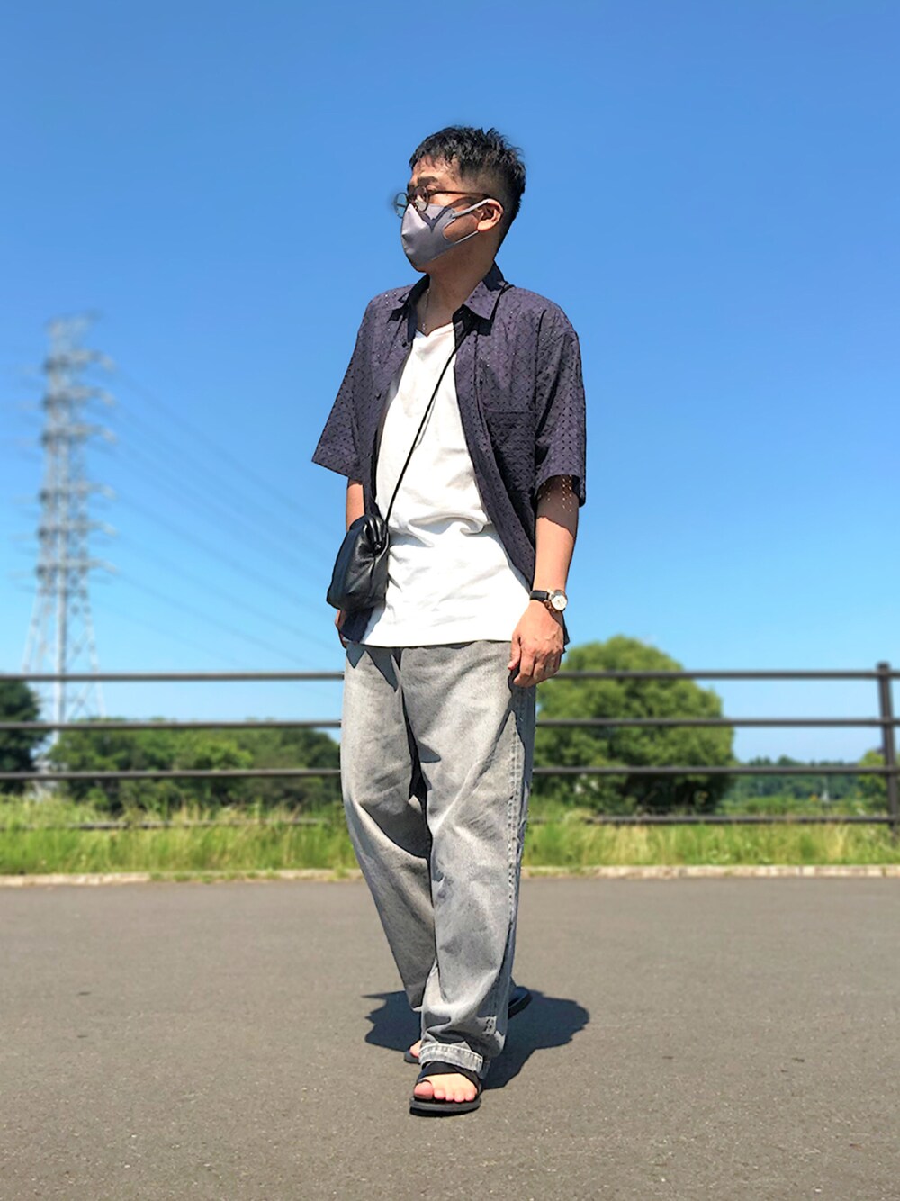 グレー系のシャツ/ブラウス、グレー系のタンクトップ、ブラック系のショルダーバッグを着用したメンズの夏コーディネートの1枚目の写真