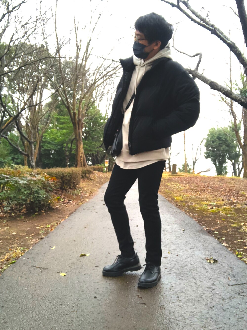 ベージュ系のパーカー、ブラック系のダウンジャケット/コート、ベージュ系のシャツ/ブラウスを着用したメンズの冬コーディネートの1枚目の写真