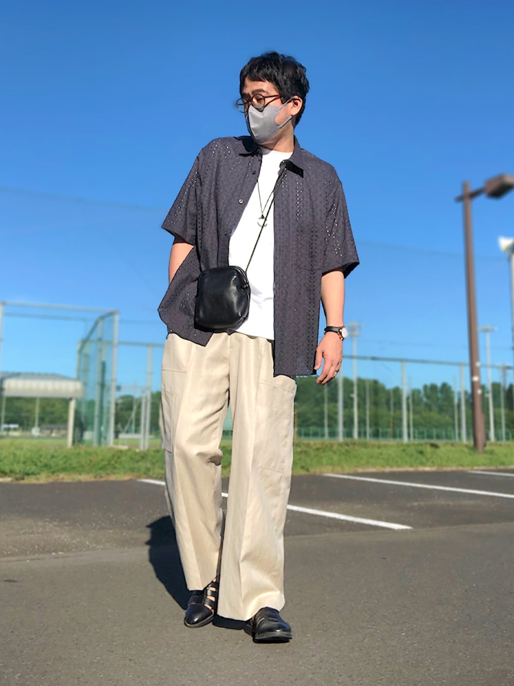 グレー系のシャツ/ブラウス、ホワイト系のTシャツ/カットソー、ブラック系のショルダーバッグを着用したメンズの夏コーディネートの1枚目の写真