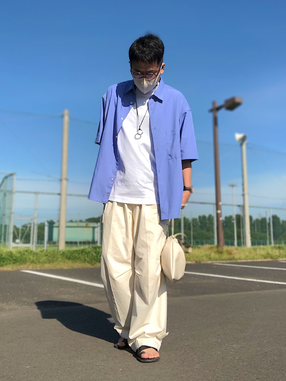 ブルー系のシャツ/ブラウス、ホワイト系のTシャツ/カットソー、ホワイト系のトートバッグを着用したメンズの夏コーディネートの1枚目の写真
