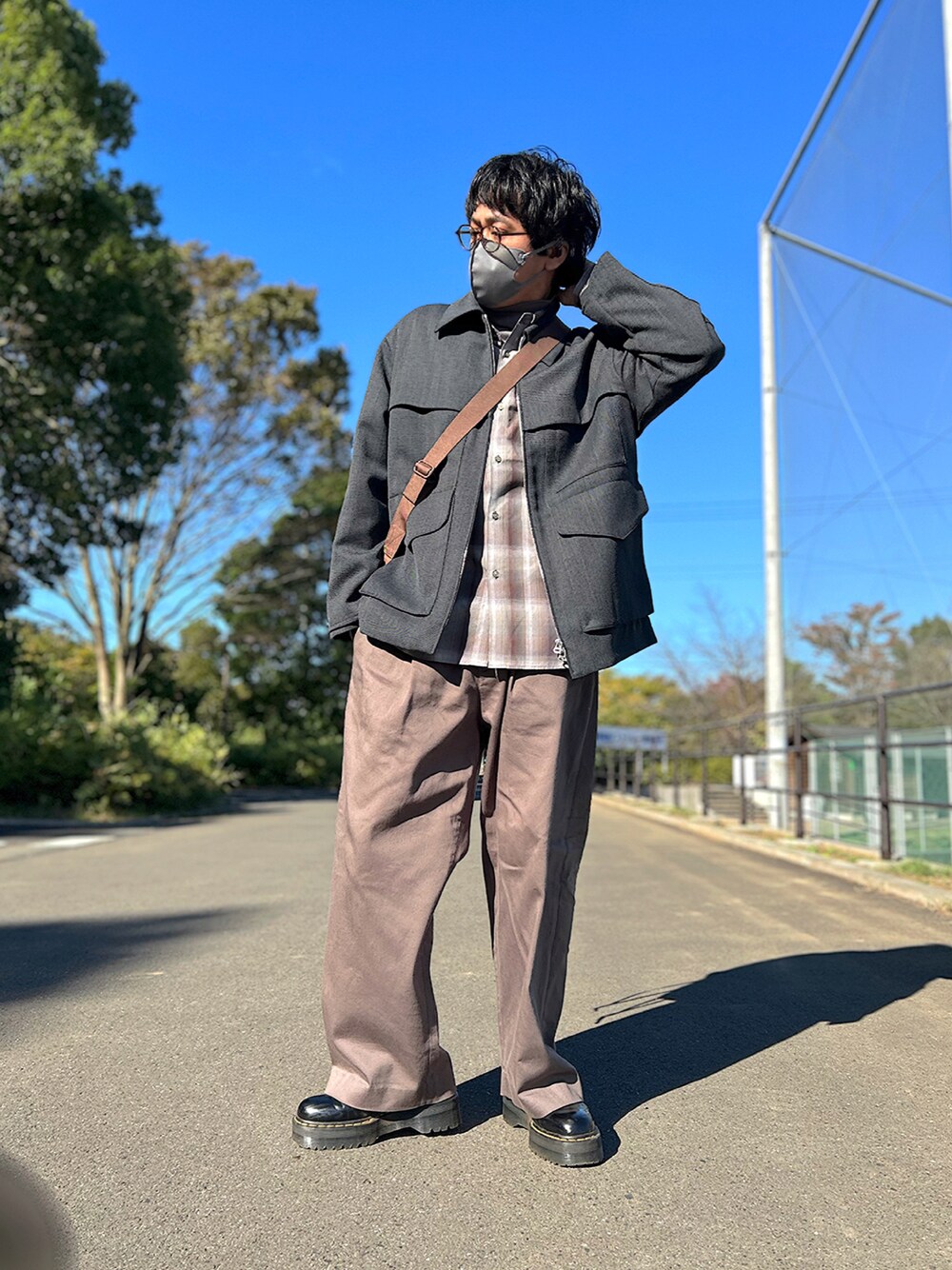 グレー系のブルゾン、ブラウン系のシャツ/ブラウス、ブラウン系のTシャツ/カットソーを着用したメンズの秋コーディネートの1枚目の写真