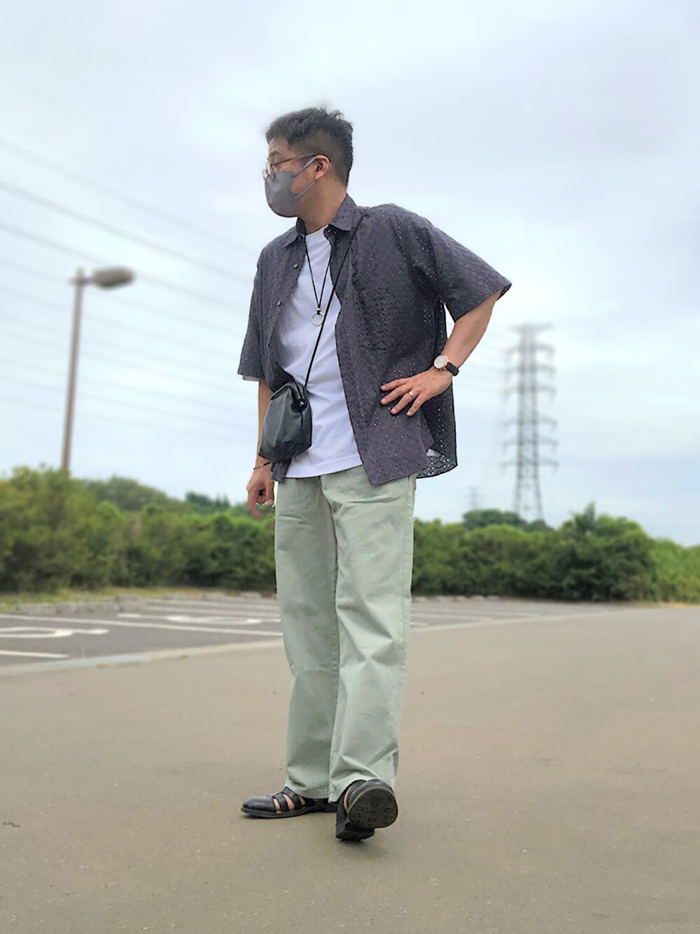 グレー系のシャツ/ブラウス、ホワイト系のTシャツ/カットソー、ブラック系のショルダーバッグを着用したメンズの夏コーディネートの1枚目の写真