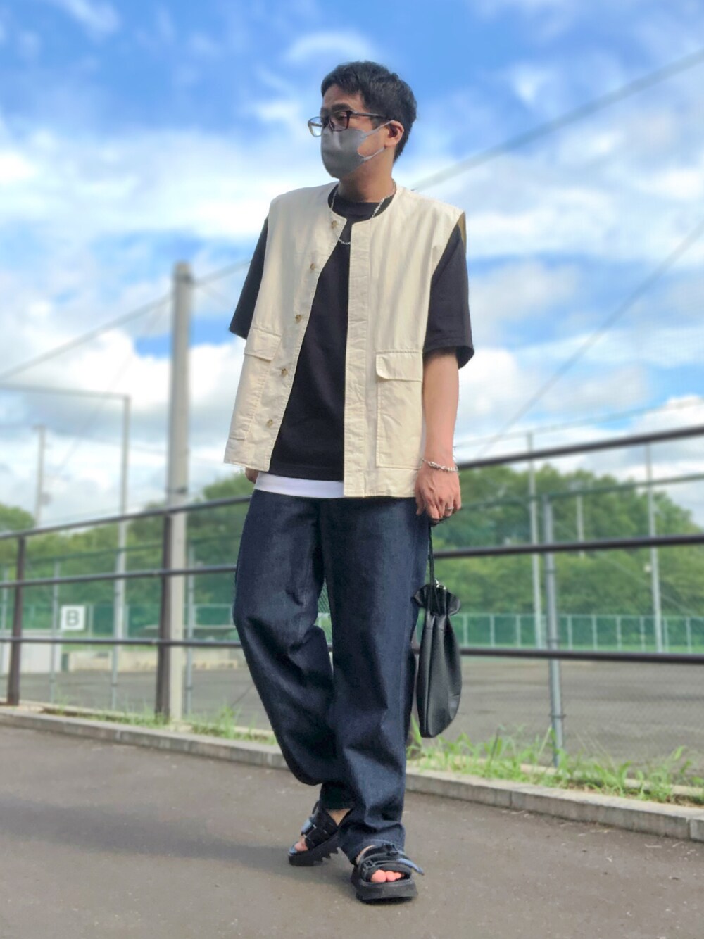 ベージュ系のセットアップ、ブラック系のTシャツ/カットソー、ブラック系のバッグを着用したメンズの夏コーディネートの1枚目の写真
