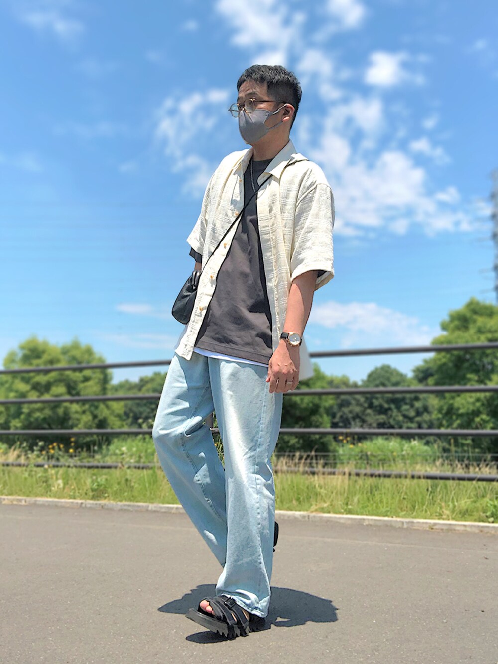 ホワイト系のシャツ/ブラウス、グレー系のTシャツ/カットソー、ブラック系のショルダーバッグを着用したメンズの夏コーディネートの1枚目の写真