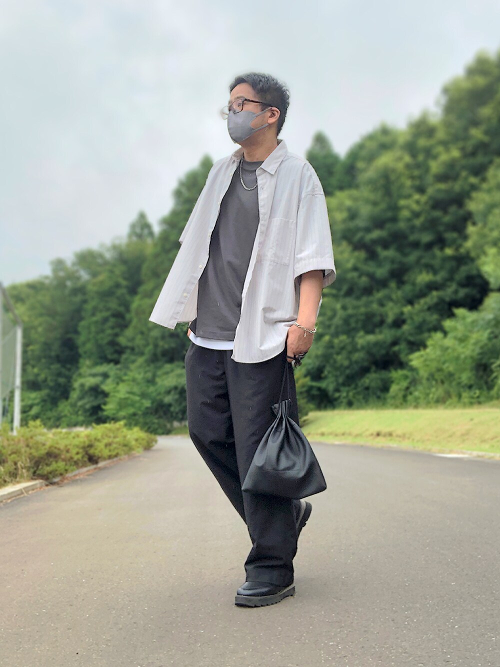 グレー系のTシャツ/カットソー、その他のシャツ/ブラウス、ブラック系のバッグを着用したメンズの夏コーディネートの1枚目の写真