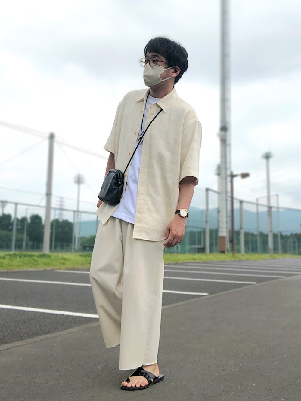 ホワイト系のシャツ/ブラウス、ホワイト系のTシャツ/カットソー、ブラック系のショルダーバッグを着用したメンズの夏コーディネートの1枚目の写真