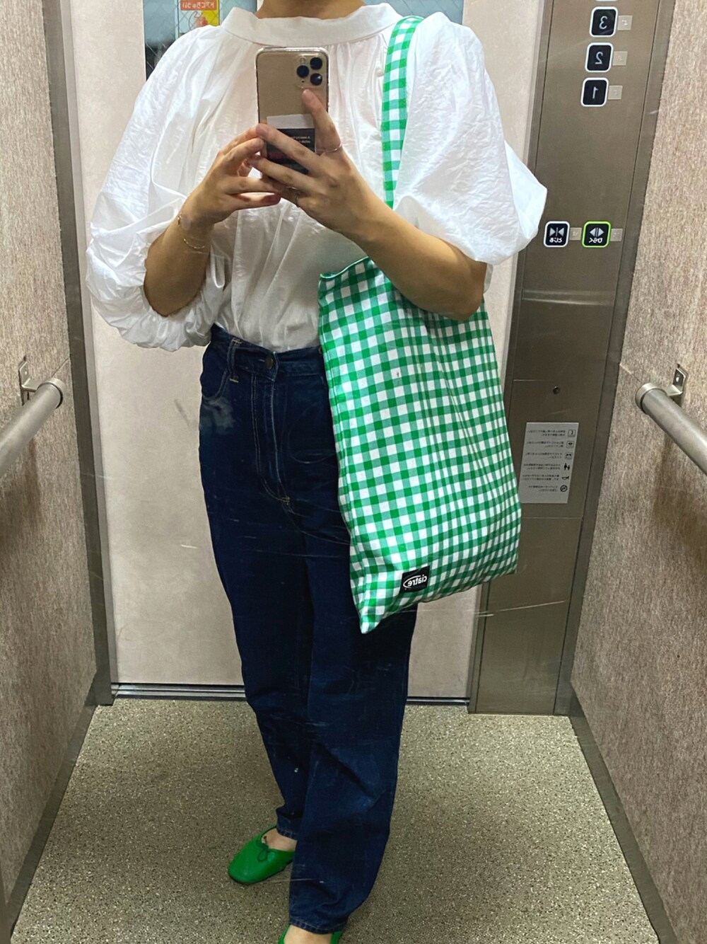 グリーン系のバレエシューズ、ブルー系のデニムパンツ、グリーン系のバッグを着用したレディースの夏コーディネートの1枚目の写真