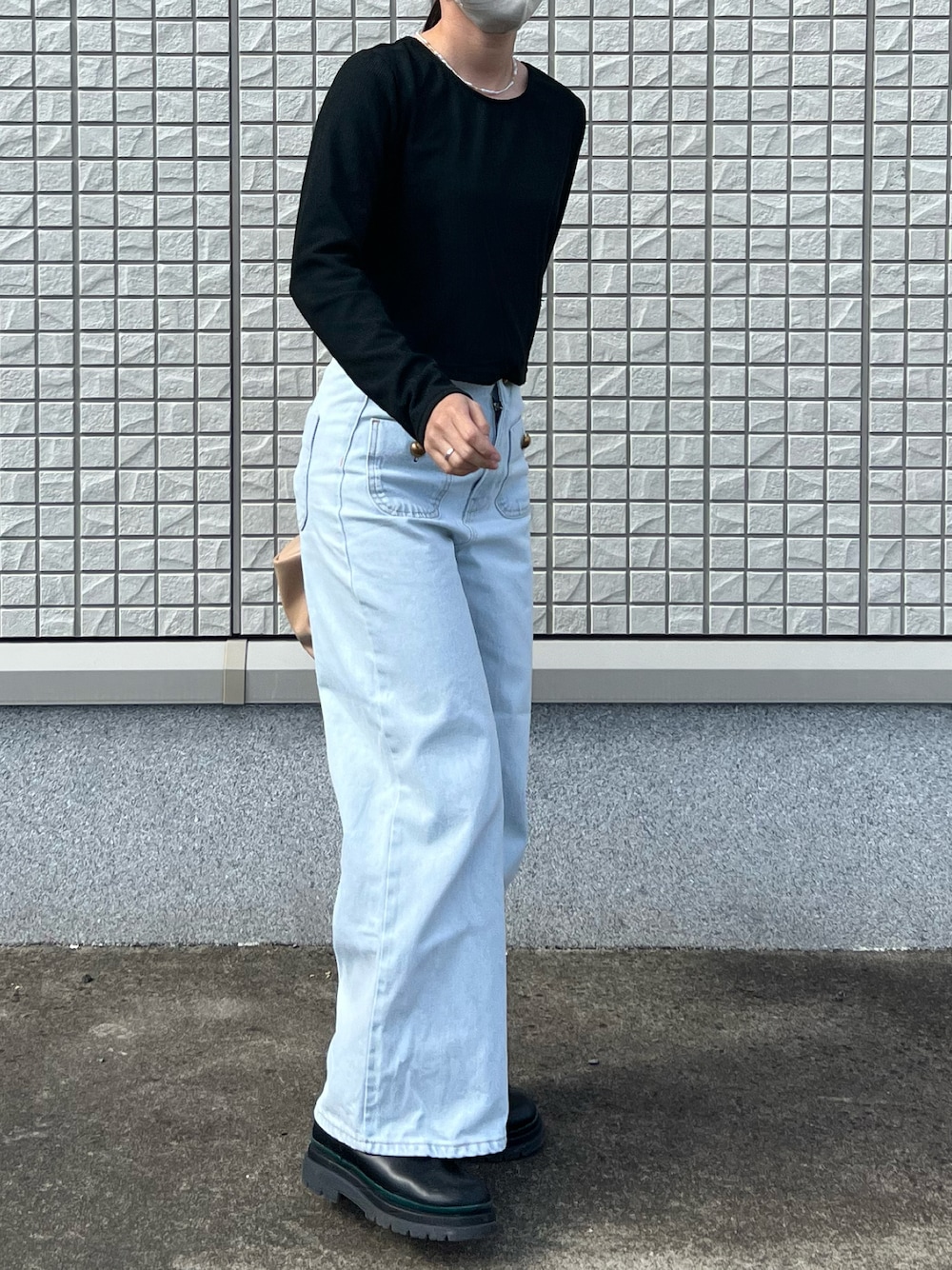 「休日コーデ、秋服、カジュアル、オトナ女子、低身長、低身長コーデ、モノトーン、大人カジュアル、相互フォロー、お洒落さんとつながりたい、お出かけコーデ、デニム、ZARA、ショートブーツ、ootd」｜「BEAUTY&YOUTH UNITED ARROWSのアイテム（Tシャツ/カットソー、ブラック系）」を使った、arinco25さん（レディース・150cm）の秋コーディネートの1枚目の写真