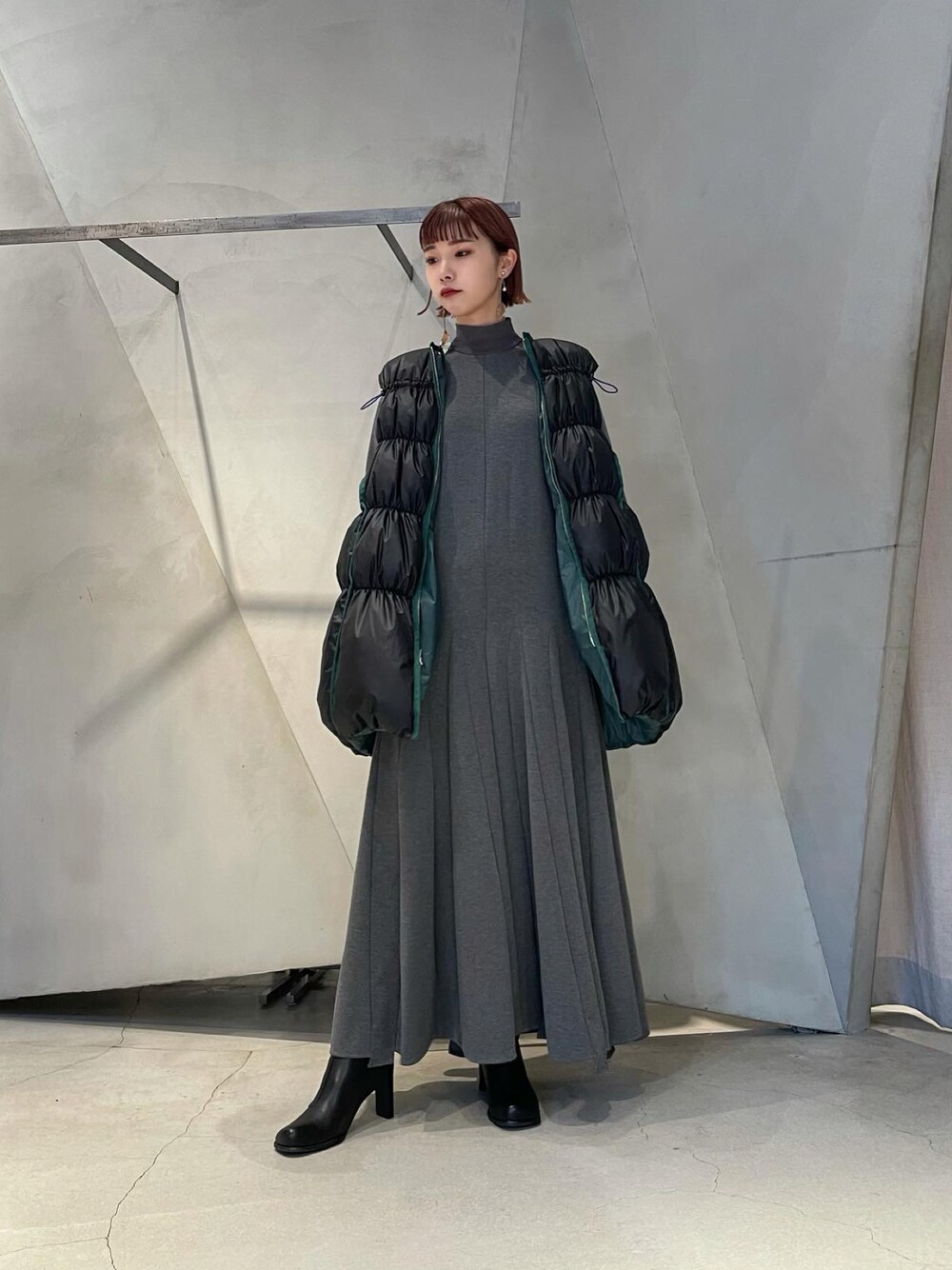 「秋冬コーデ、167㎝、167cm、ワンピース、ダウンベスト、UN3D.、アンスリード、モード」｜「UN3D.のチュールネックカットワンピース（ワンピース、グレー系）」を使った、YURIKAさん（レディース・167cm）の冬コーディネートの1枚目の写真