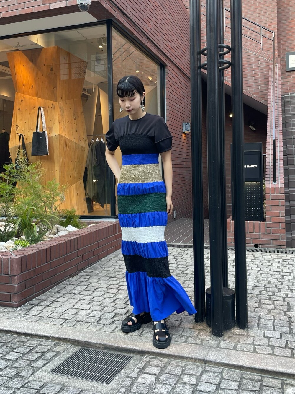 マルチカラーシャーリングワンピースを使った人気ファッション 