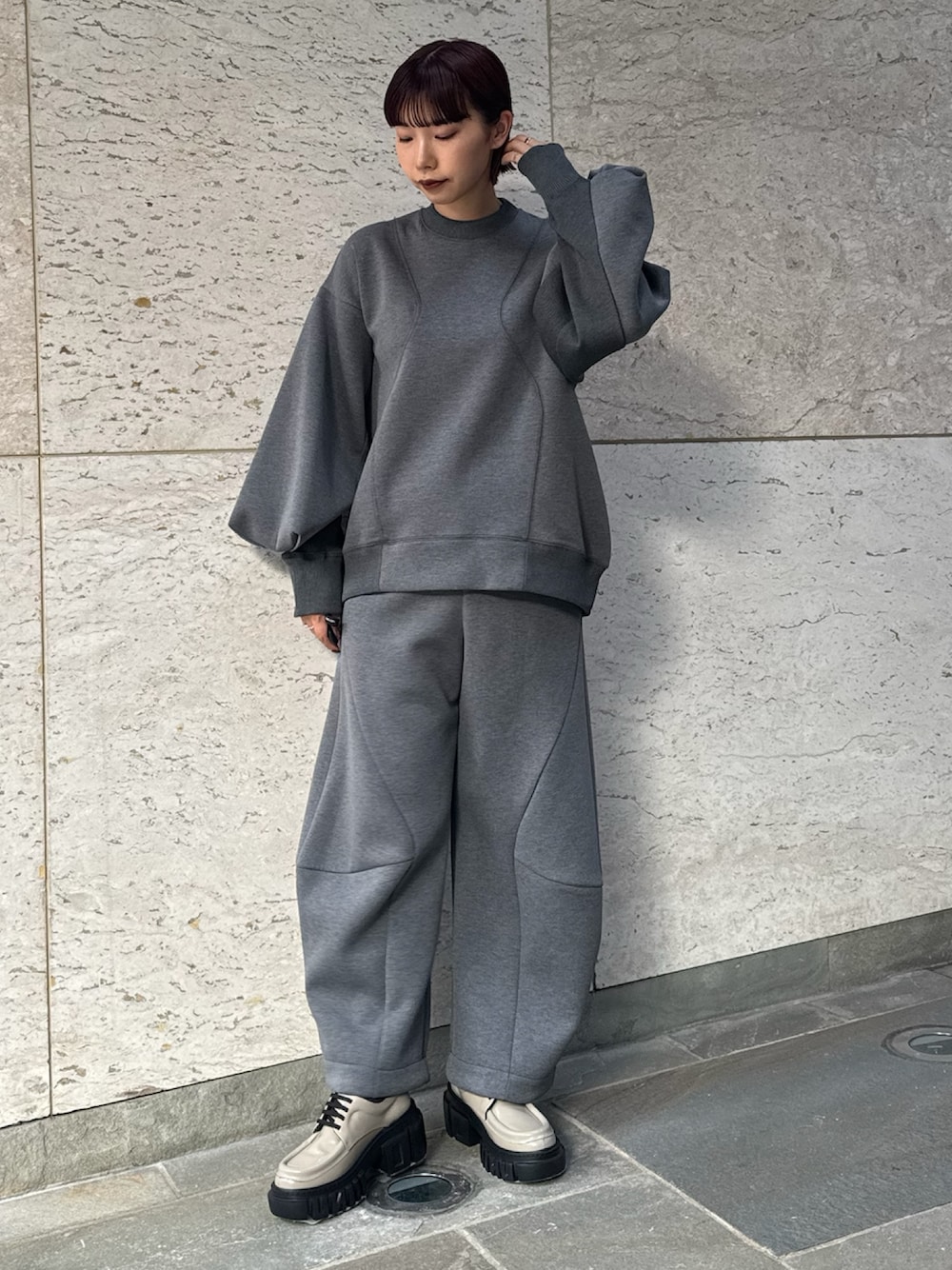 グレー系のTシャツ/カットソー、グレー系のその他パンツを着用したレディースの秋コーディネートの1枚目の写真