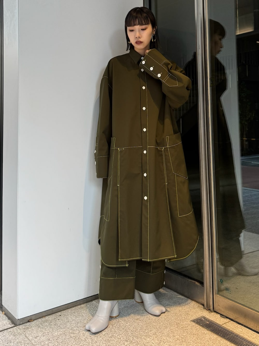 「ロングシャツ、ロングシャツワンピ、ロングシャツコーデ、ロングシャツワンピース、ロングシャツコート、テーラード、テーパード、テーパードパンツ、テーパードスラックス、セットアップ、セットアップスタイル、セットアップコーデ、セットアップ風、セットアップ対応、セットアップ　着回し」｜「UN3D.のSTITCH WORK SHIRTS CT / ステッチワークシャツコート（その他アウター、グリーン系）」を使った、YURIKAさん（レディース・167cm）の冬コーディネートの1枚目の写真