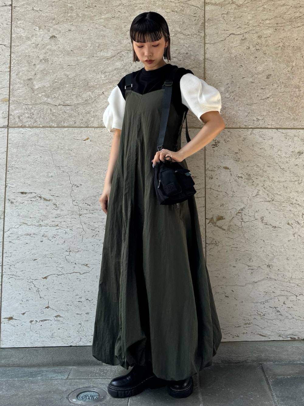 グリーン系のワンピース、その他のTシャツ/カットソー、ブラック系のブーツを着用したレディースの夏コーディネートの1枚目の写真