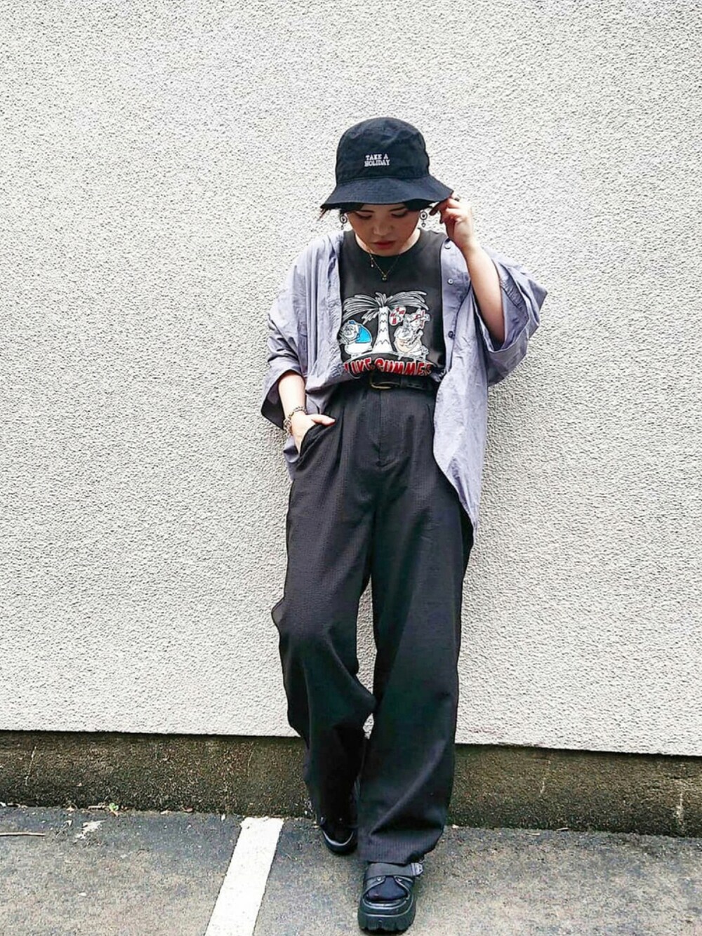 グレー系のTシャツ/カットソー、ブラック系のスラックス、ブラック系のサンダルを着用したレディースの秋コーディネートの1枚目の写真