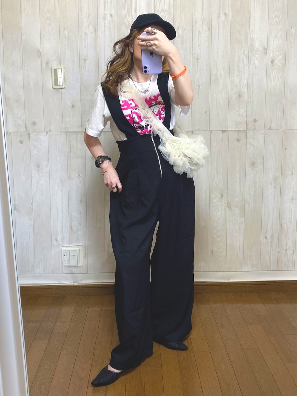 「夏コーデ、サロペット、Tシャツ、白Tシャツ、キャップ、ショルダーバッグ、フリル、プチプラ、アツいコーデ全部見せ、レイヤードスタイル、きれいめカジュアル、モノトーン、休日スタイル、低身長、ハイウエスト」｜「GeeRAのフロントジップハイウエストサロペット（サロペット/オーバーオール、ブラック系）」を使った、Gini   Akiさん（骨格ストレート・レディース・153cm）の夏コーディネートの1枚目の写真
