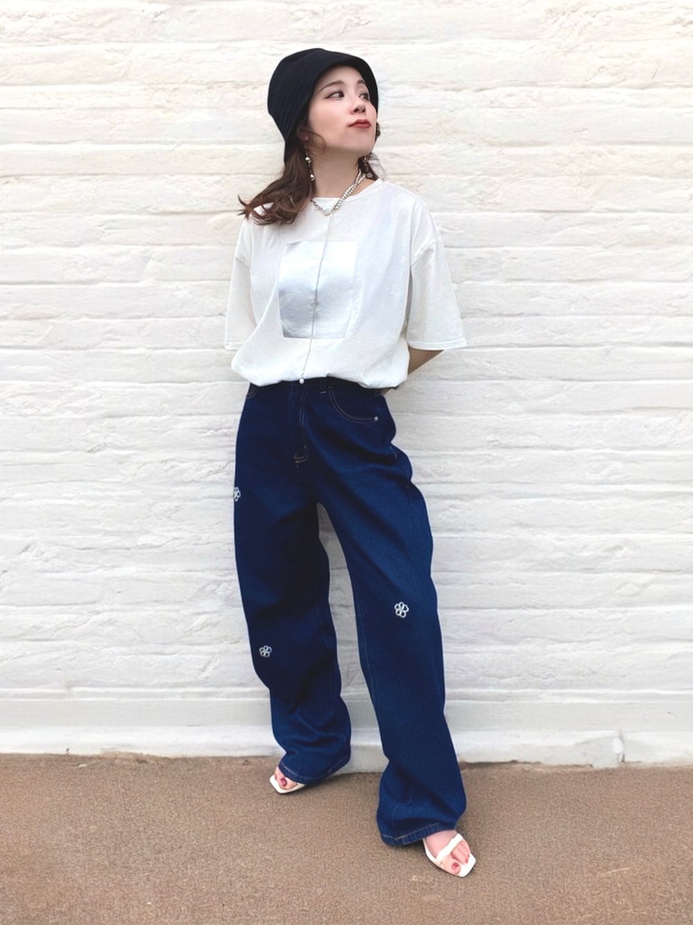 「夏コーデ、デニム、Tシャツ、白Tシャツ、サンダル、リボン、大人カジュアル、雨の日コーデ、低身長、バケットハット、シンプルコーデ、ゆるコーデ、シンプル、デニムパンツ」｜「deux amourの【smilemii._3さんコラボ】花刺繍デニムパンツ（デニムパンツ、ブルー系）」を使った、Gini   Akiさん（レディース・150cm）の夏コーディネートの1枚目の写真