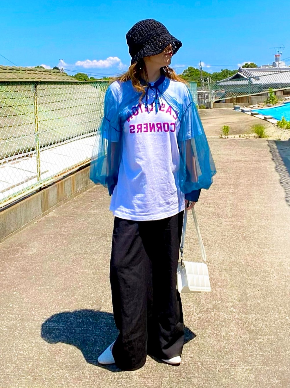 「夏コーデ、ロゴT、Tシャツ、ワイドパンツ、GeeRA、チュール、バケットハット、パンツスタイル、お出かけコーデ、休日スタイル、レイヤードスタイル、フェススタイル、カジュアル、夏セールで買いました、プチプラ」｜「Championの2023 SS 別注【Champion×GeeRA】ロゴＴシャツ（Tシャツ/カットソー、ホワイト系）」を使った、Gini   Akiさん（骨格ストレート・レディース・153cm）の夏コーディネートの1枚目の写真