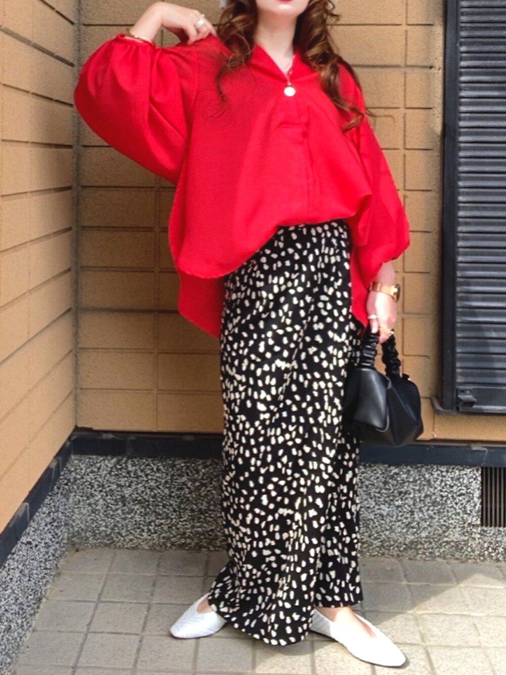 「オトナカジュアル、プチプラ、deuxamour、柄スカート、プチプラコーデ、休日スタイル、ビタミンカラー、低身長コーデ、赤コーデ、カラーコーデ、赤、カジュアルガーリー、ビッグシルエット、ガーリーコーデ、おしゃれさんと繋がりたい」｜「deux amourのビタミンカラートップス（その他トップス、レッド系）」を使った、Gini   Akiさん（レディース・153cm）の春コーディネートの1枚目の写真