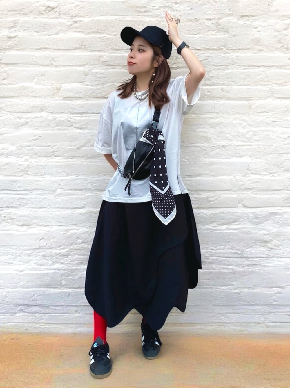 「Tシャツ、白Tシャツ、シルバーアクセサリー、キャップ、スニーカー、ショルダーバッグ、お出かけコーデ、低身長コーデ、夏コーデ、プチプラ、モノトーン、韓国ファッション、ロングスカート、雨の日コーデ、古着MIX」｜「deux amourの【ZOZO限定】smillemii._３さんコラボ箔プリントT（Tシャツ/カットソー、ホワイト系）」を使った、Gini   Akiさん（骨格ストレート・レディース・150cm）の春コーディネートの1枚目の写真