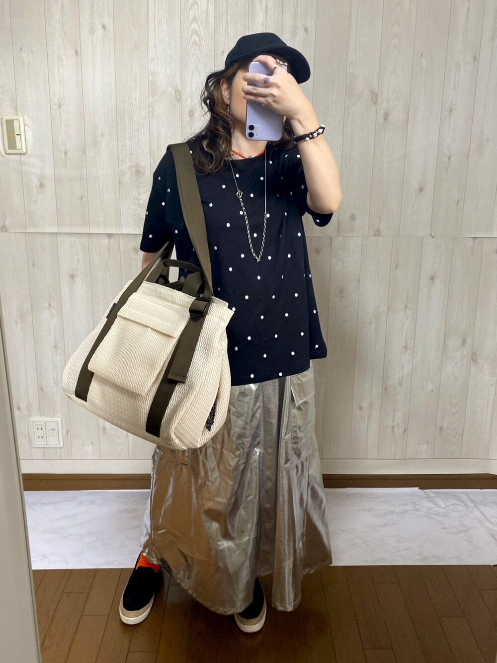 「PR、EDITA.、Tシャツ、夏コーデ、カーゴスカート、スカート、夏だ！Tシャツ着よう！、シルバー、きれいめカジュアル、プチプラ、雨の日コーデ、トートバッグ、キャップ、デートコーデ、低身長」｜「EDITA.のアイテム（バッグ、ベージュ系）」を使った、Gini   Akiさん（骨格ストレート・レディース・153cm）の夏コーディネートの1枚目の写真