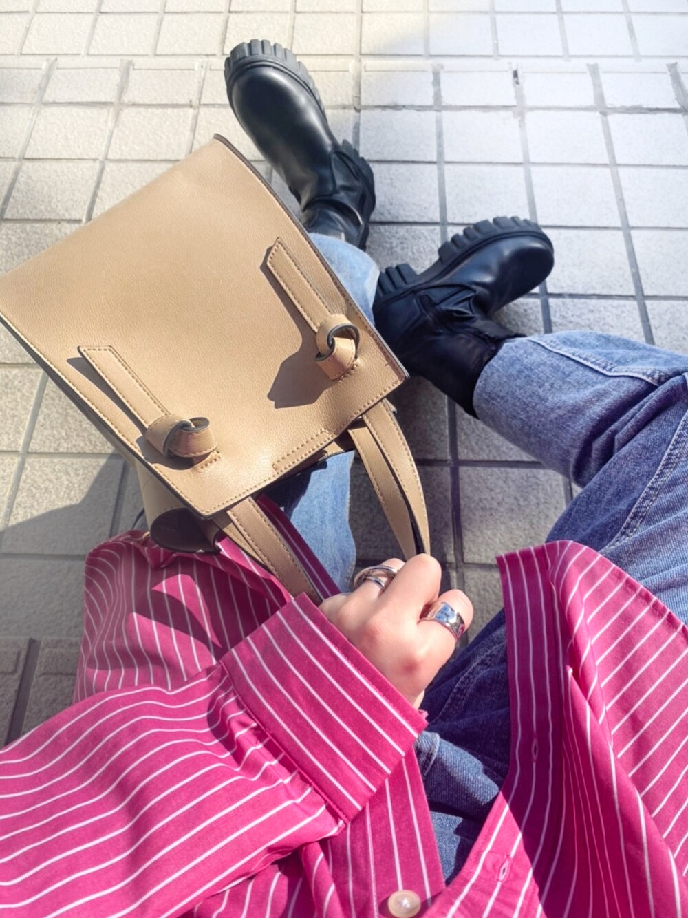 「カジュアルコーデ、春服デビュー宣言、春カラー、休日スタイル、バッグ、トートバッグ、ピンク、厚底ブーツ、低身長、GU、ストライプ、シャツ、パンツコーデ、デニム、パステル映える春」｜「&. NOSTALGIAの扇形トートバッグ（トートバッグ、ピンク系）」を使った、Gini   Akiさん（骨格ストレート・レディース・153cm）の春コーディネートの1枚目の写真