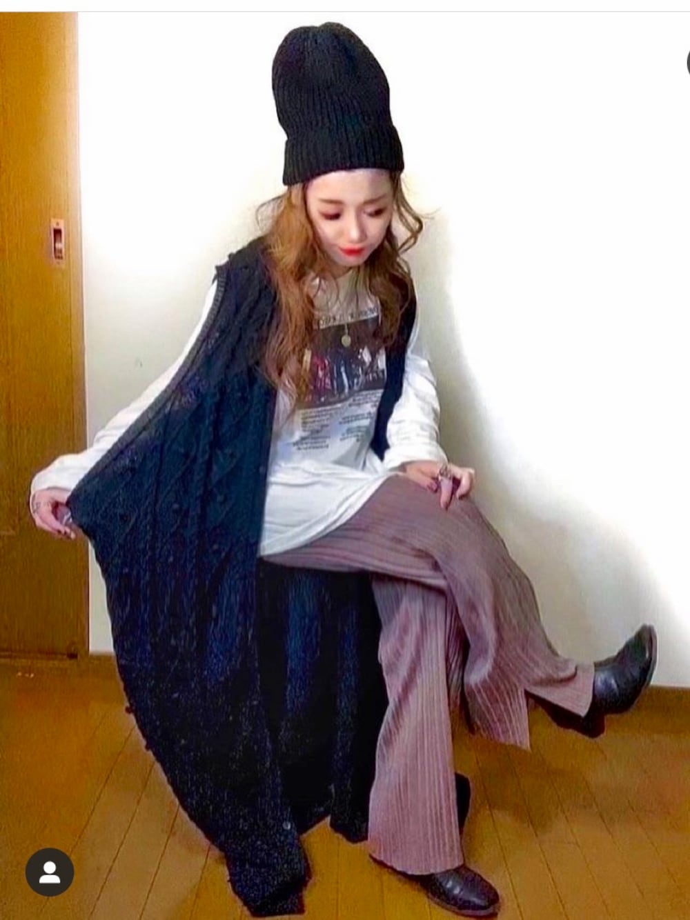 ブラック系のベスト、ブラック系のシューズ、ブラウン系のパンツを着用したレディースの秋コーディネートの1枚目の写真