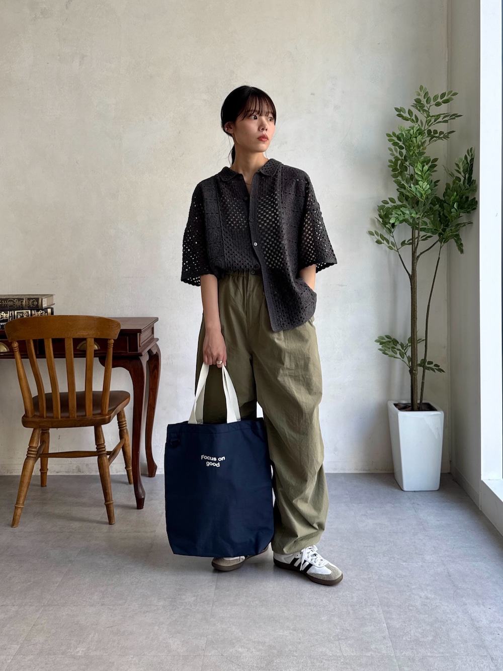 「春コーデ、春めき満開コーデ、レースシャツ、カーゴパンツ、ナイロンパンツ、ミリタリー、メンズ、メンズライク、カジュアル、カジュアルコーデ、骨格ウェーブ」｜「CPCMのクロシェ半袖ニットシャツ（シャツ/ブラウス、ブラック系）」を使った、asuka さん（レディース・165cm）の春コーディネートの1枚目の写真